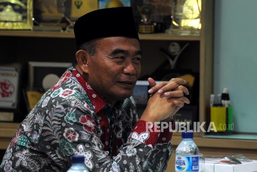 Menteri Pendidikan dan Kebudayaan Muhajir Effendy saat melakukan kunjungan di Kantor Republika, Jakarta, Selasa (2/1).
