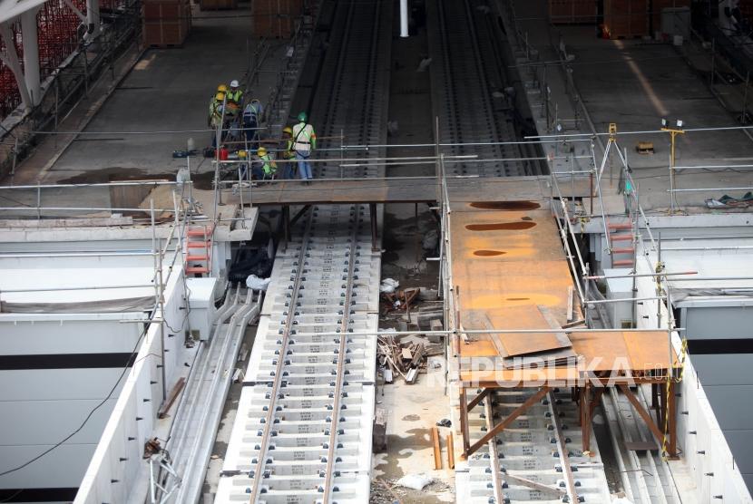 Sejumlah pekerja menyelesaikan pembangunan proyek Mass Rapid Transit (MRT) di Kawasan Block M, Jakarta, Selasa (17/4).