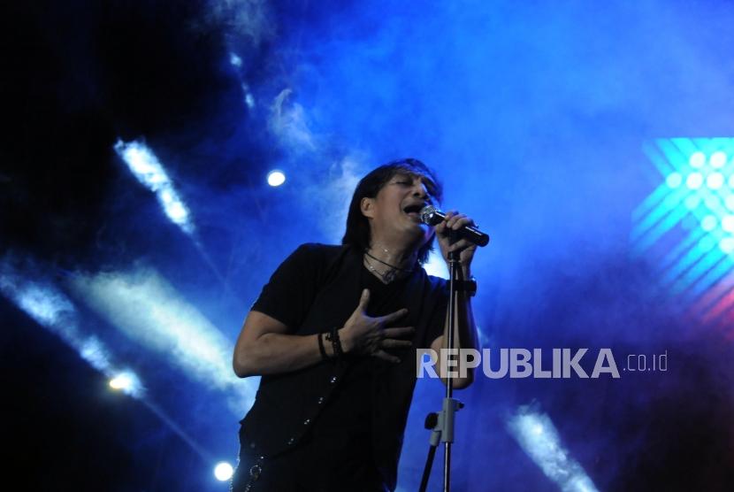 Vokalis Kla Project Katon Bagaskara saat tampil pada acara The 90's Festival di Gambir Expo, Kemayoran, Jakarta, Sabtu (25/11).