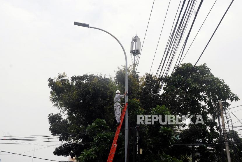 Petugas Dinas Perindustrian dan Energi memperbaiki kabel Penerangan Jalan Umum (PJU) di Jalan KH Wahid Hasyim, Menteng, Jakarta Pusat, Selasa (21/11).