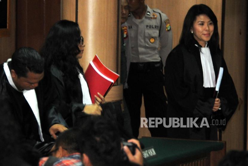 Kuasa Hukum Basuki Tjahaja Purnama alias Ahok yang juga Adiknya Fifi Lety Indra (kanan) bersama tim kuasa hukum usai mengikuti sidang Peninjauan Kembali (PK) ke Mahkamah Agung (MA) terkait kasus penistaan agama di Pengadilan Negeri Jakarta Utara, Jakarta, Senin (26/2).