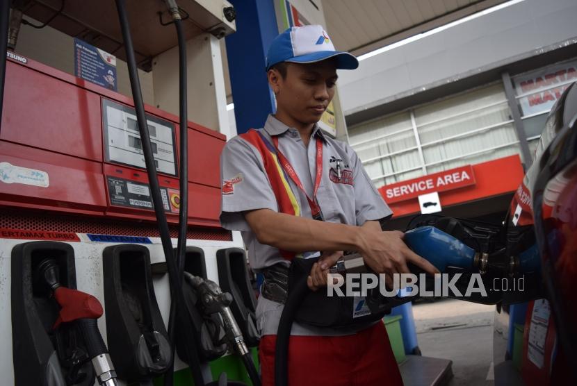 Petugas mengisi BBM jenis Pertamax pada kendaraan konsumen di SPBU Abdul Muis, Jakarta, Kamis (1/11).