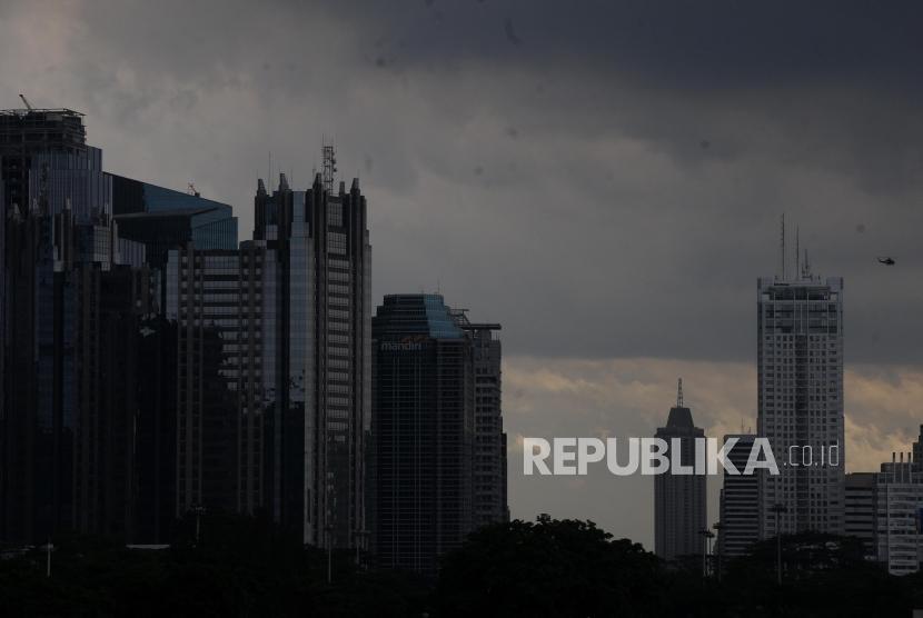 Suasana Gedung disertai awan mendung di Kawasan Sudirman, Jakarta Pusat, Rabu (29/11).