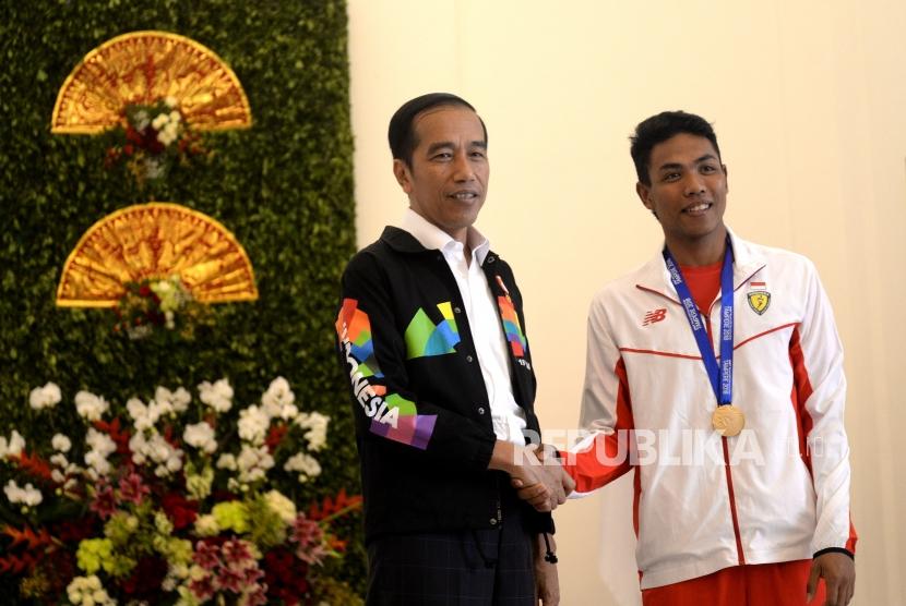 Presiden Terima  Lalu Muhammad Zohri. Presiden Joko Widodo (kiri) menerima  Atlet lari  Lalu Muhammad Zohri di Istana Kepresidenan Bogor, Jawa Barat, Rabu (18/7).