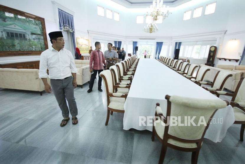 Gubernur Jawa Barat Ridwan Kamil (Emil) melihat setiap ruangan saat pengecekan rumah dinas barunya Gedung Pakuan, di Jalan Otto Iskandardinata, Kota Bandung, Jumat (7/9).