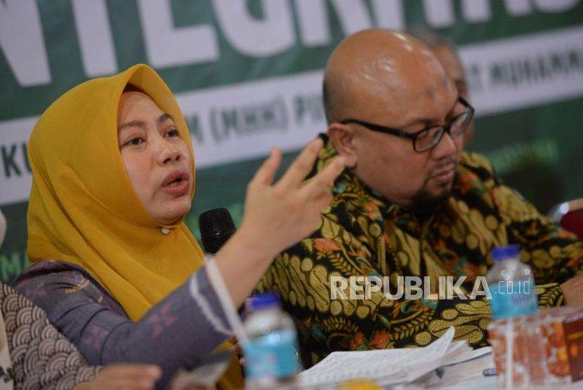 Direktur Eksekutif Perludem Titi Anggraini (kiri) menyampaikan pandanganya bersama Komisioner KPU Ilham Saputra pada diskusi publik di Gedung Pusat Dakwah Muhammadiyah, Jakarta, Selasa (4/9).