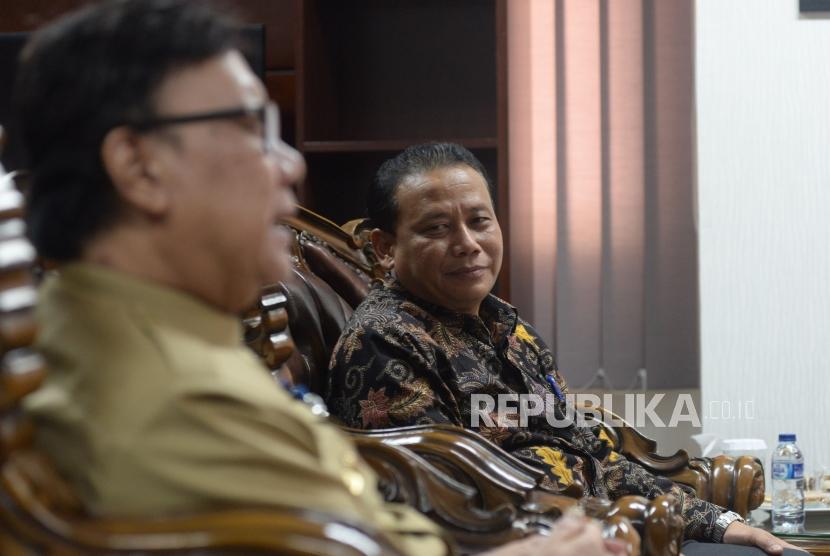 Mendagri Tjahjo Kumolo berbincang dengan Ketua Bawaslu RI Abhan saat mengunjungi kantor Bawaslu RI di Jakarta, Selasa (9/1).