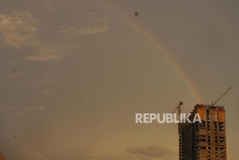 Pelangi terlihat di langit Jakarta di Jalan TB Simatupang, Cilandak, Jakarta Selatan, Kamis (8/2).