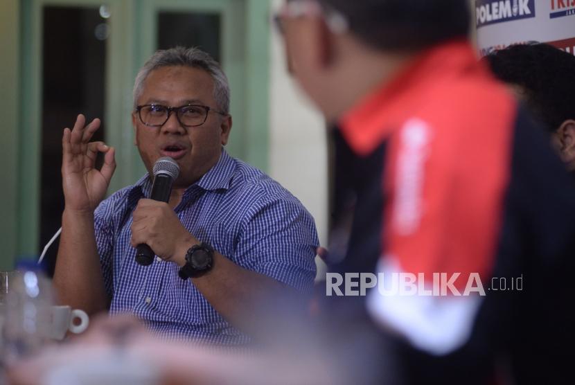 Ketua KPU Arief Budiman menyampaikan pendapatnya dalam diskusi Polemik di Jakarta, Sabtu (5/5).