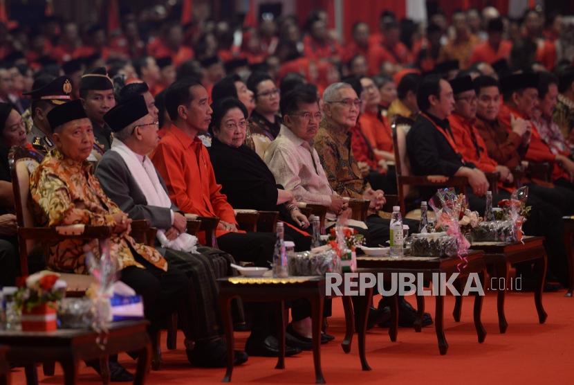 Ketua Umum PDIP Megawati Soekarnoputri bersama Presiden Joko Widodo, Wakil Presiden Jusuf Kalla, Wakil Presiden keenam Try Sutrisno, Wakil Presiden kesembilan Hamzah Haz dan Calon Wakil Presiden RI KH Ma'ruf Amin menghadiri acara puncak peringatan HUT PDIP ke 46 di JI-Expo, Kemayoran, Jakarta Pusat, Kamis (10/1).