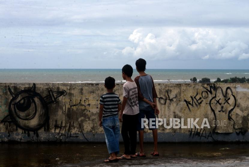 Warga melihat laut dari shelter tsunami Labuan, Pandeglang, Banten, Sabtu (29/12).