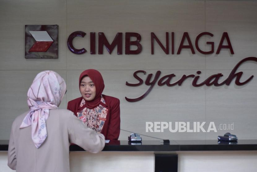 Unit Usaha Syariah (UUS) PT Bank CIMB Niaga Tbk (CIMB Niaga Syariah) terus memperkuat kolaborasi untuk membangkitkan semangat nasabah, komunitas, merchant, dan stakeholders dalam mengejar mimpi di tengah pandemi COVID-19. Upaya tersebut salah satunya diwujudkan dengan menyelenggarakan kegiatan bertajuk 'Kolaborasi Untuk Negeri' secara online di Jakarta, Senin (7/12).