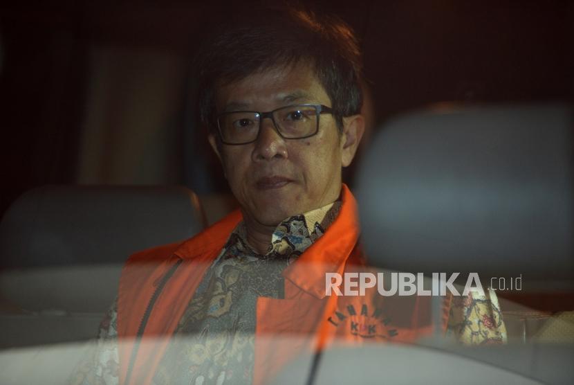 Terdakwa  Direktur Utama PT Quadra Solutions, Anang Sugiana Sudihardjo  berada dalam mobil tahanan usai menjalani pemeriksaan  di gedung KPK, Jakarta, Rabu (7/3).