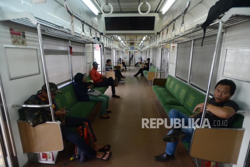  Stasiun Bogor. Sejumlah penumpang KRL berada di kereta di Stasiun Bogor, Kota Bogor, Jawa Barat, Senin (11/3).