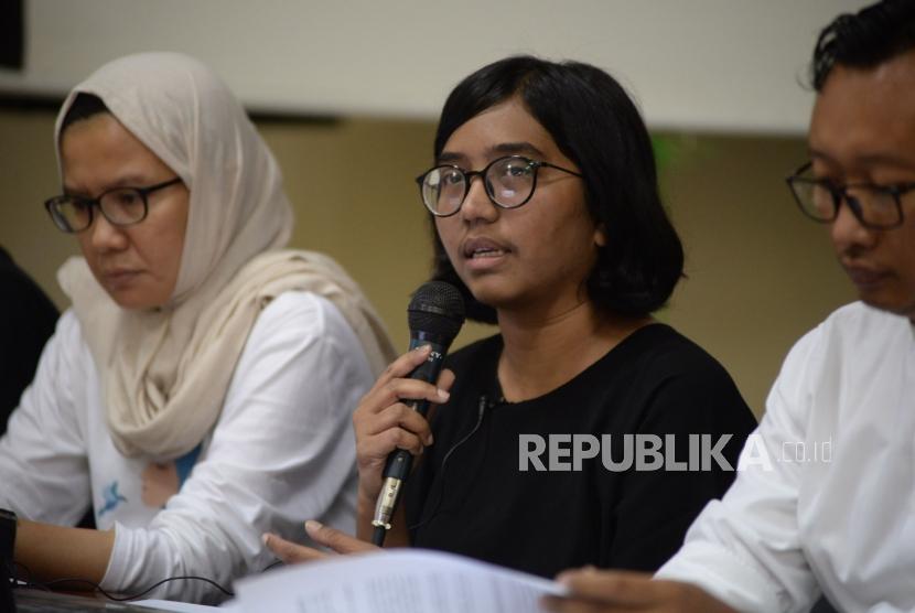 Ketua Umum YLBHI Asfinawati memberikan keterangan terkait temuan awal pemantauan bersama peristiwa Mei 2019 di Jakarta, Ahad (26/5).