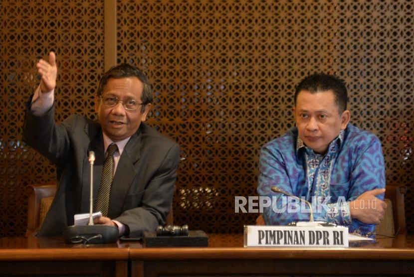 Ketua DPR RI Bambang Soesatyo bersama dengan Anggota Dewan Pengarah Unit Kerja Presiden Pembinaan Ideologi Pancasila (UKP-PIP) Mahfud MD (kiri) memberikan keterangan kepada wartawan usai melakukan pertemuan di Ruang Pimpinan, Gedung Parlemen Senayan, Jakarta, Kamis (25/1).