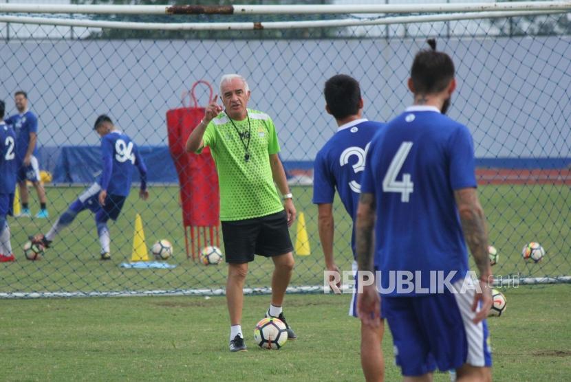 Pelatih Persib, Roberto Carlos Mario Gomez, memberikan instruksi kepada para pemain Persib saat latihan di Lapangan Sport Jabar Arcamanik, Kota Bandung. Selasa (14/5) sore. 