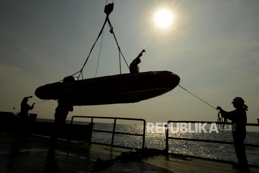 Sejumlah petugas SAR gabungan menurunkan kapal kecil untuk melakukan pencarian saat proses evakuasi pesawat Lion air JT 610 di Perairan Karawang, Jumat (2/11).