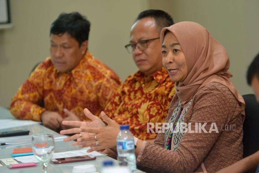 Vice President  General Secretary, Vera Galuh Sugianto(kanan) menjelaskan tentang  Danone Indonesia saat melakukan kunjungan ke Kantor Republika di Jakarta, Senin (1/10).