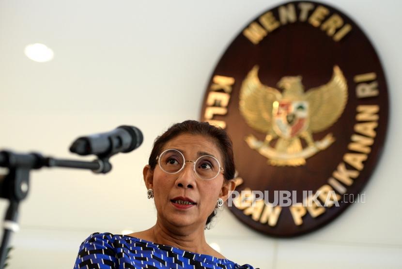 Stop Polemik Kapal Cantrang. Menteri Kelautan dan Perikanan Susi Pudjiastuti memberikan paparan saat konferensi pers terkait polemik kapal cantrang di Kementerian Kelautan dan Perikanan, Jakarta, Kamis (18/1).