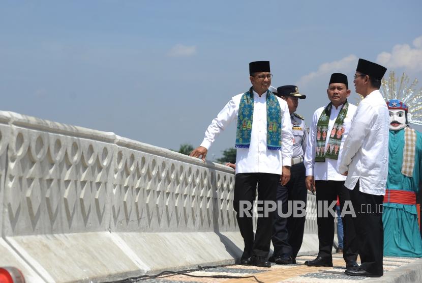 Gubernur DKI Jakarta Anies Baswedan (kiri) meninjau jalan lintas atas saat melakukan peresmian jalan lintas atas  - rel kereta api di kawasan Bintaro Permai, Jakarta, Jumat (16/3).