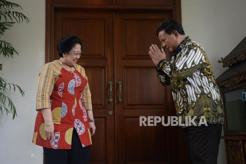 Ketua Umum Partai Gerindra Prabowo Subianto memberikan salam kepada Ketua Umum PDI Perjuangan Megawati Soekarnoputri.