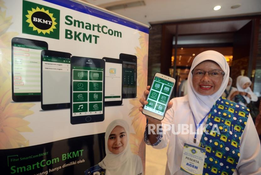 Anggota Badan Kontak Majelis Taklim memperlihatkan aplikasi Smartcom BKMT 