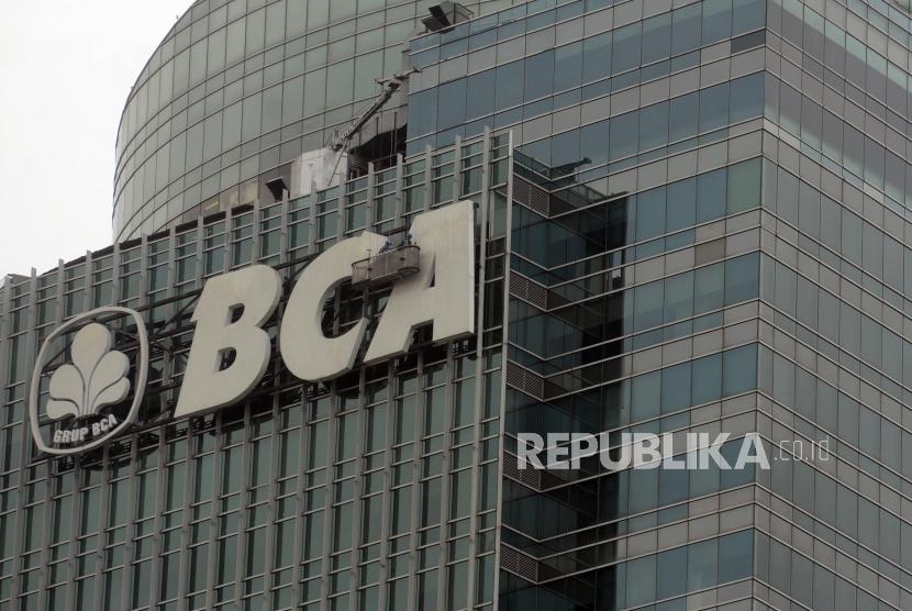 Petugas membersihkan logo BCA di Jakarta, Selasa (12/3). BCA kembali menggelar BCA Expoversary dalam rangka HUT ke-66.