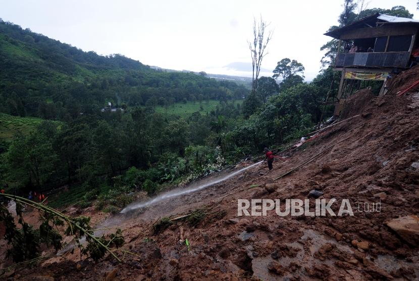 Petugas gabungan melakukan evakuasi longsor di Jalur Utama Puncak, Bogor, Jawa Barat, Senin (5/2).