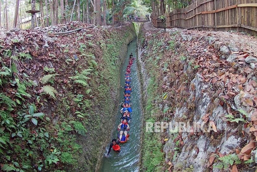 Pengunjung melakukan body rafting di objek wisata alam Sungai Citumang, Kabupaten Pangandaran. Penginapan di kawasan wisata Pantai Pangandaran sudah penuh mulai libur Natal sampai Tahun Baru.