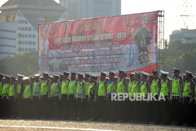 Sejumlah anggota Kepolisian saat mengikuti apel Operasi Ketupat 2019 di Monas, Jakarta, Selasa (28/5).
