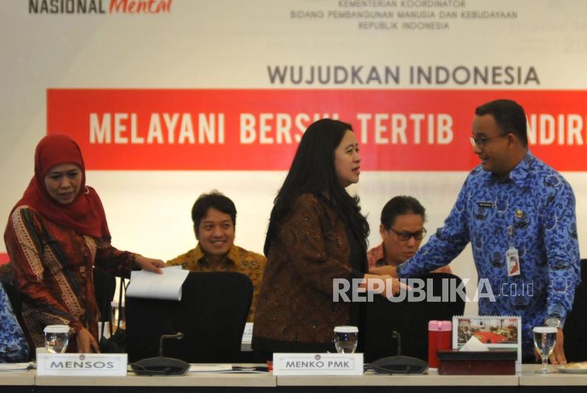 Puan Maharani (tengah) berbincang  bersama Gubernur DKI Jakarta Anies Baswedan (kanan).