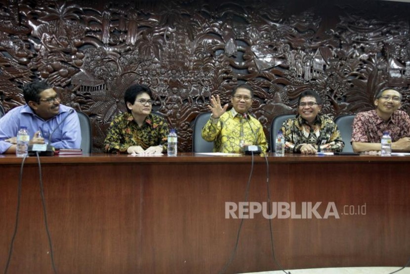 Menteri Komunikasi dan Informatika (Menkominfo) Rudiantara (tengah), bersama  Direktur Utama Telkom Alex J. Sinaga (kedua kanan) beserta jajarannya  memberikan keterangan pers terkait penanganan satelit Telkom1 di Kantor Kemenkominfo, Jakarta, Rabu (30/8).Menkominfo Rudiantara mengatakan akan membantu mengamankan slot orbit satelit Telkom terkait permasalahan pada satelit Telkom1. Lebih dari 1000 teknisi Telkom Group dari seluruh Indonesia terlibat dalam upaya pemulihan dan di perkirakan akan rampung pada 10 September.Republika/Rakhmawaty 