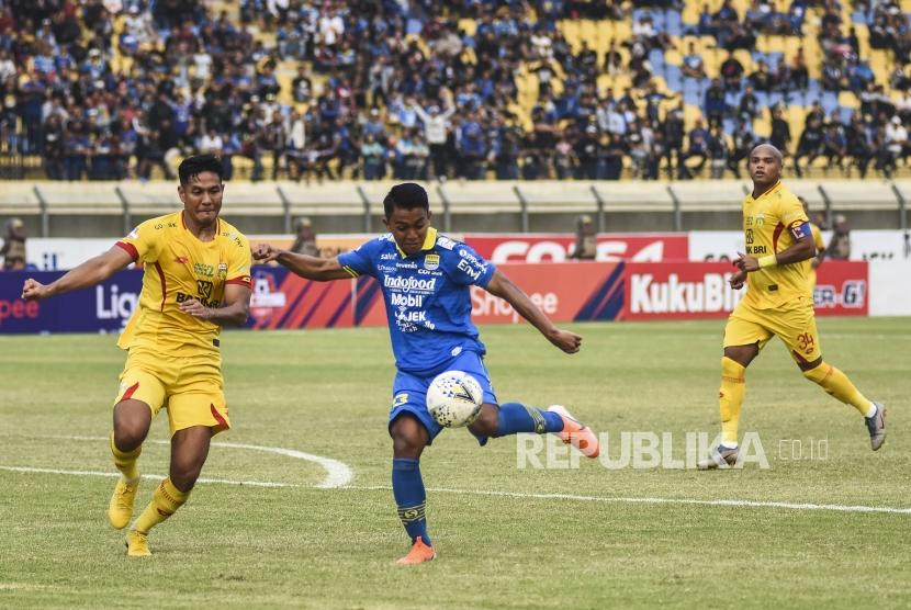 Gelandang Persib Bandung Febri Haryadi menendang bola dalam laga lanjutan Liga 1 2019  lalu.