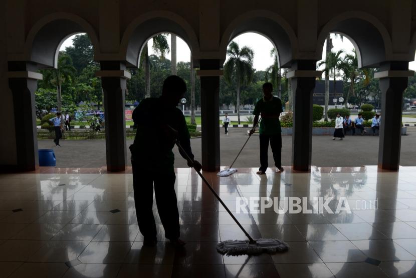 Marbut masjid mempunyai peran dan tugas mulia dalam menjaga dan memakmurkan masjid. Sejumlah marbot saat memberikan masjid pada acara bersih-bersih masjid di Masjid Al-Mabrur, Asrama Haji Pondok Gede, Jakarta, Ahad (28/4).