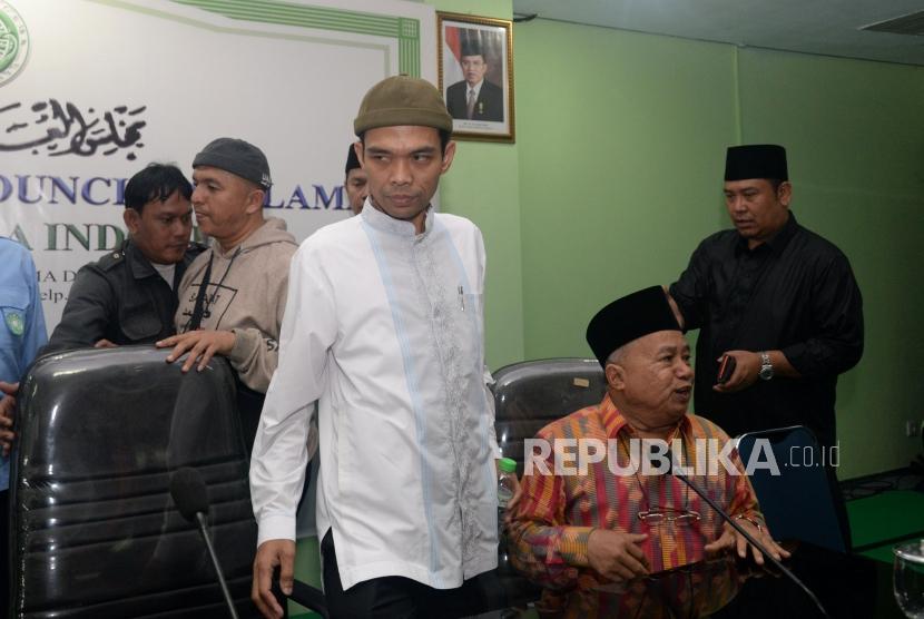 Ustaz Abdul Somad (UAS) didampingi pengurus MUI bersiap memberikan keterangan kepada wartawan saat memenuhi undangan MUI di Jakarta, Rabu (21/8).