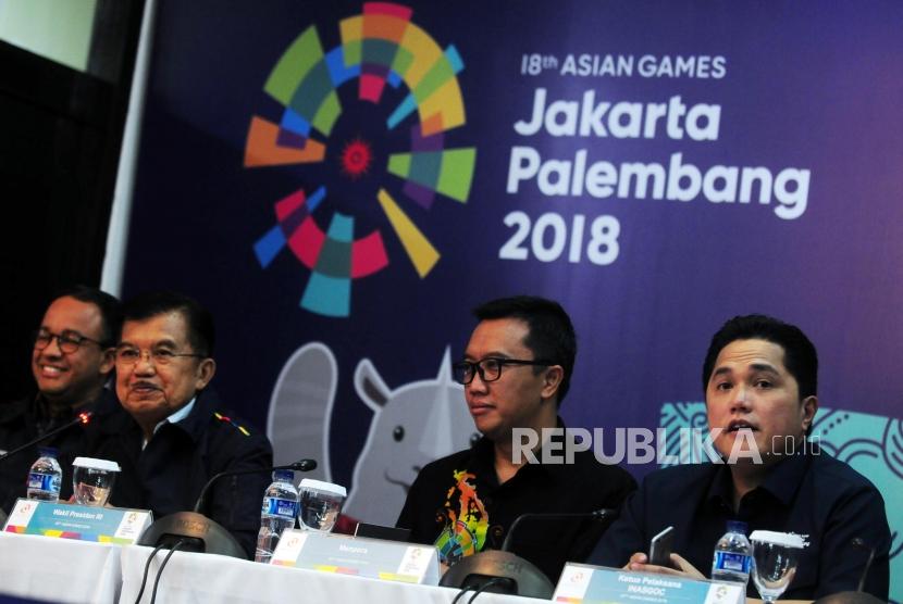 Wakil Presiden Jusuf Kalla (kedua kiri) bersama Ketua Inasgoc Erick Thohir (kanan) Menteri Pemuda dan Olahraga Imam Nahrawi (kedua kanan) dan Gubernur DKI Jakarta Anies Baswedan memberikan keterangan pada jumpa pers di Kantor Inasgoc, Jakarta, Jumat (29/6).