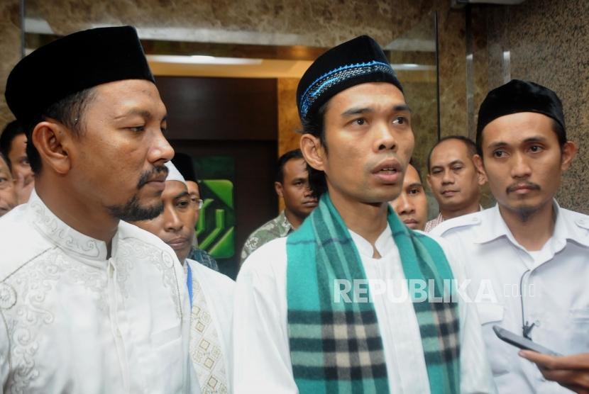 Ceramah. Ustad Abdul Somad (tengah) saat menyampaikan pendapat kepada wartawan usai melakukan ceramah di Gedung Sarana Jaya, Tanah Abang, Jakarta, Kamis (28/12).
