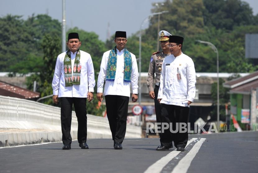 Gubernur DKI Jakarta Anies Baswedan (kedua kiri) meninjau jalan lintas atas saat melakukan peresmian jalan lintas atas  - rel kereta api di kawasan Bintaro Permai, Jakarta, Jumat (16/3).