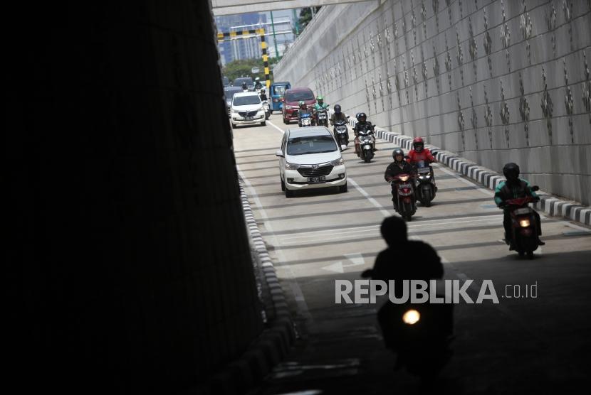Sejumlah kendaraan melintas di Lintas Bawah (Underpass) Matraman Salemba, Jakarta, Selasa (10/4).