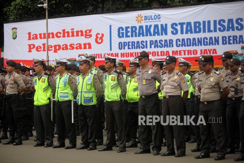 Petugas kepolisian mengikuti apel saat Launching dan Pelepasan Operasi Pasar Bahan Pangan (Stabilisasi Pangan) di Polda Metro Jaya, Jakarta, Kamis (14/12).