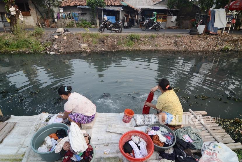 Sejumlah warga mencuci pakaian di aliran Kali Maja daerah Kalideres, Jakarta Barat.