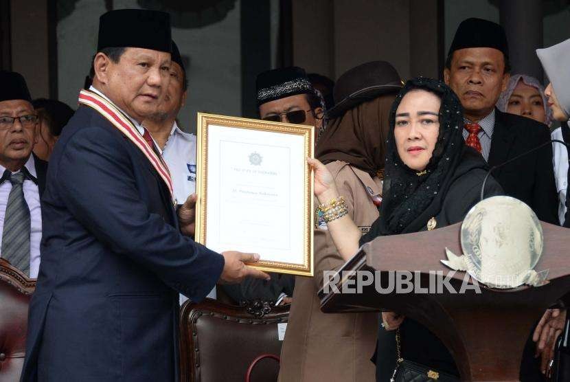 Ketua Yayasan Pendidikan Bung Karno Rachmawati Soekarnoputri memberikan penghargaan kepada Bakal Capres  Prabowo Subianto ketika mengikuti Upacara Peringatan Detik-detik Proklamasi Kemerdekaan ke-73 di Universitas Bung Karno (UBK), Jakarta, Jumat (17/8).