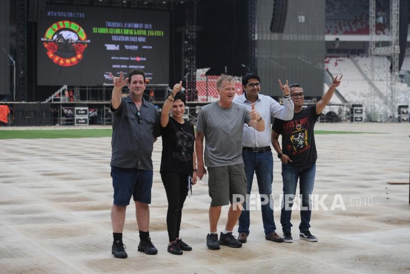 Promotor Samantaha Tzovolos (kedua kiri), CEO Book My Show Sudhir Syal (kedua kanan), Promotor Representatif Adib Hidayat (kanan), berfoto bersama usai memberi keterangan pers tentang konser grup band Guns N Roses (GNR), di stadion GBK, Jakarta, Selasa (6/11).