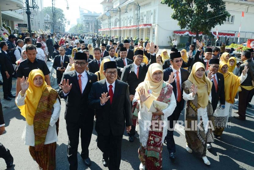 Wali Kota Bandung Oded M Danial bersama para anggota DPRD Jabar terpilih berjalan kaki dari Hotel Hotel Savoy Homann saat hadir dalam pelantikan anggota DPRD Jawa Barat terpilih, di Gedung Merdeka, Kota Bandung, Senin (2/9).