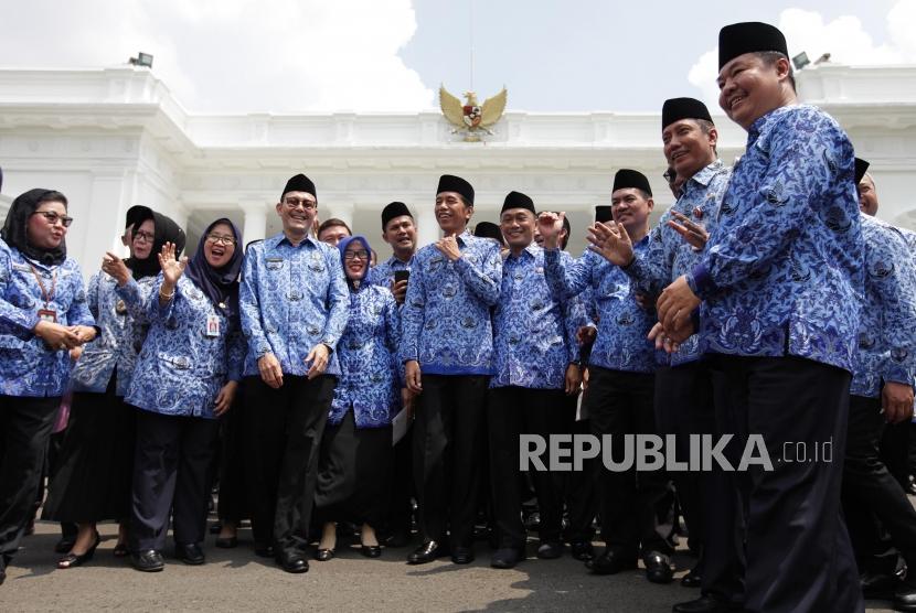 Rakornas Korpri: Presiden Joko Widodo berjalan bersama dengan para pegawai negeri sipil seusai membuka Rapat Kerja Nasional Korps Pegawai Negeri (KORPRI) di Istana Negara, Jakarta, Selasa (26/2).