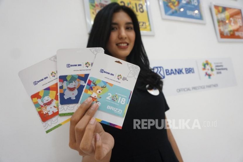 Model menunjukan kartu BRIZZI edisi Spesial Asian Games 2018 di Pameran BRI indocomtech 2017 di Jakarta Convention Center, Jakarta, Jumat (3/11).