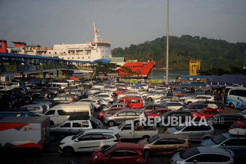 Kendaraan roda empat mengantri untuk memasuki kapal di Pelabuhan Merak, Banten. Dalam masa tujuh hari, (25-31 Oktober) semua pihak harus waspada terhadap cuaca ekstrem dan gelobang tinggi perairan.