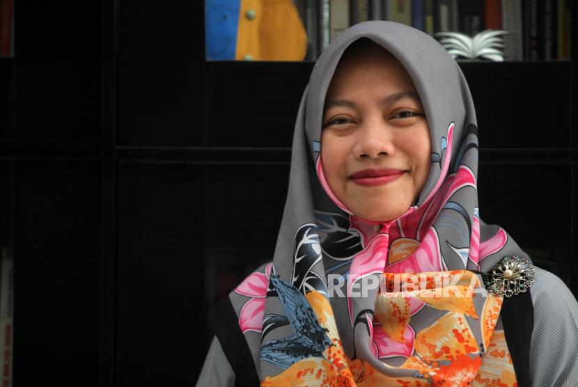 Direktur Perludem sekaligus Duta Demokrasi Internasional Titi Anggraini berpose disela-sela saat wawancara di Kediamnya Kawasan Pamulang, Tangerang Selatan, Banten, Ahad (1/4).