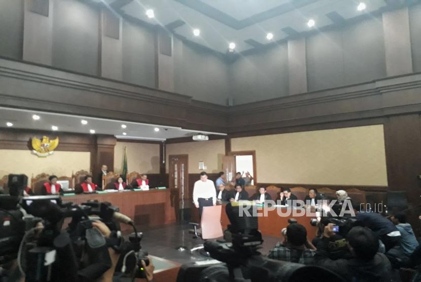 Terdakwa kasus korupsi proyek pengadaan KTP-elektronik (KTP-el) Andi Agustinus atau Andi Narogong menjalani sidang putusan di Pengadilan Tindak Pidana Korupsi Jakarta, Kamis (21/12).